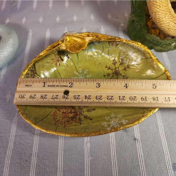 DECOUPAGE CLAM SHELL DECOUPAGE SNOWFLAKES ON A CLAM SHELL TRINKET DISH - Picture 8 of 10